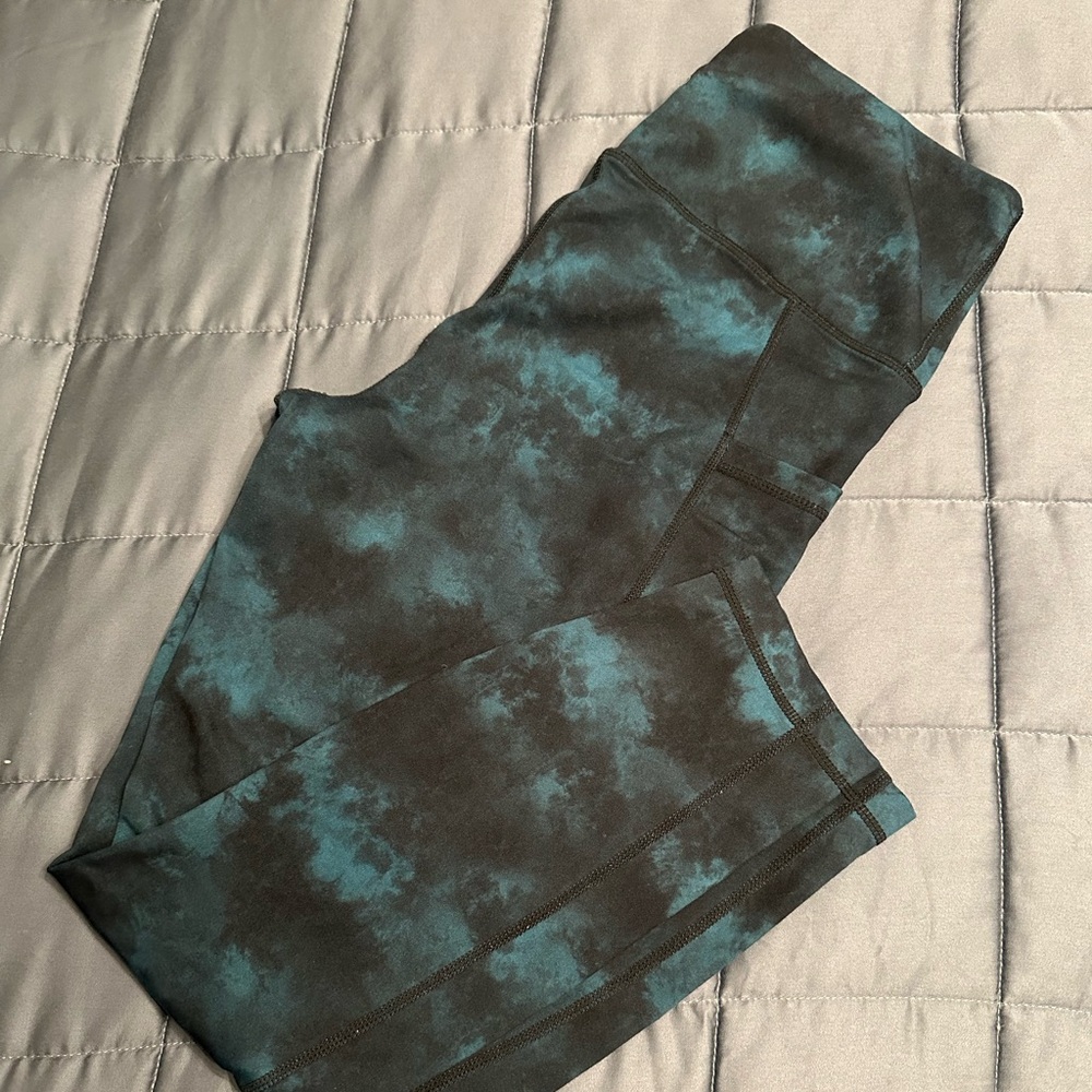 Yogalicious Lux 7/8 workout pants. Size L